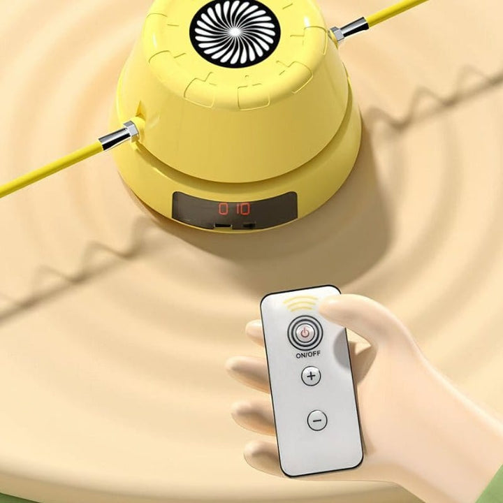 Gelbes ferngesteuertes Spielzeug mit Fernbedienung, ideal für Familienunterhaltung.