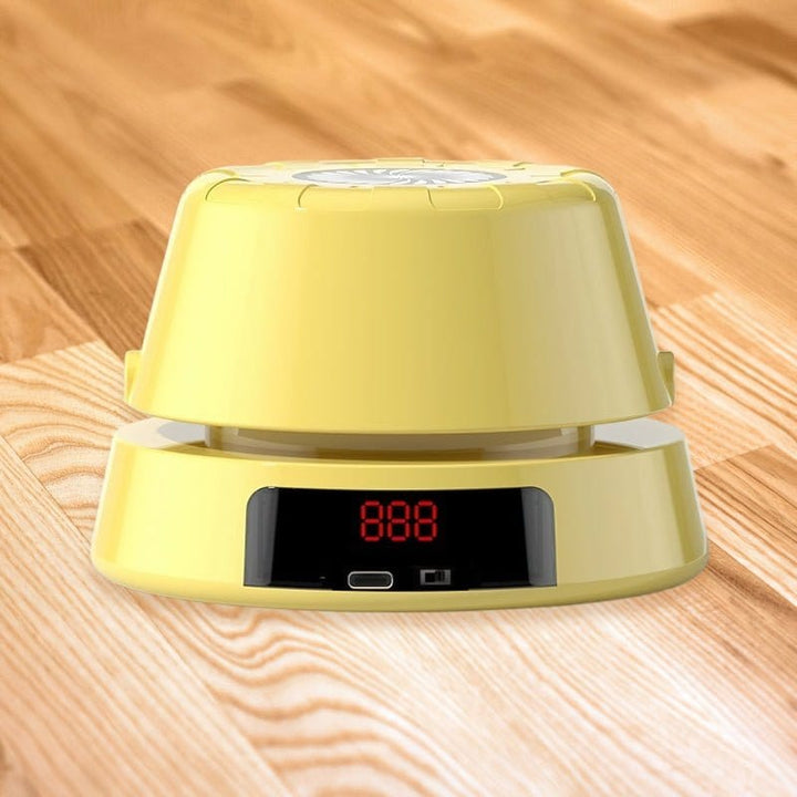 Gelbes elektronisches Spielgerät auf Holzboden, LED-Anzeige, Familienunterhaltung.