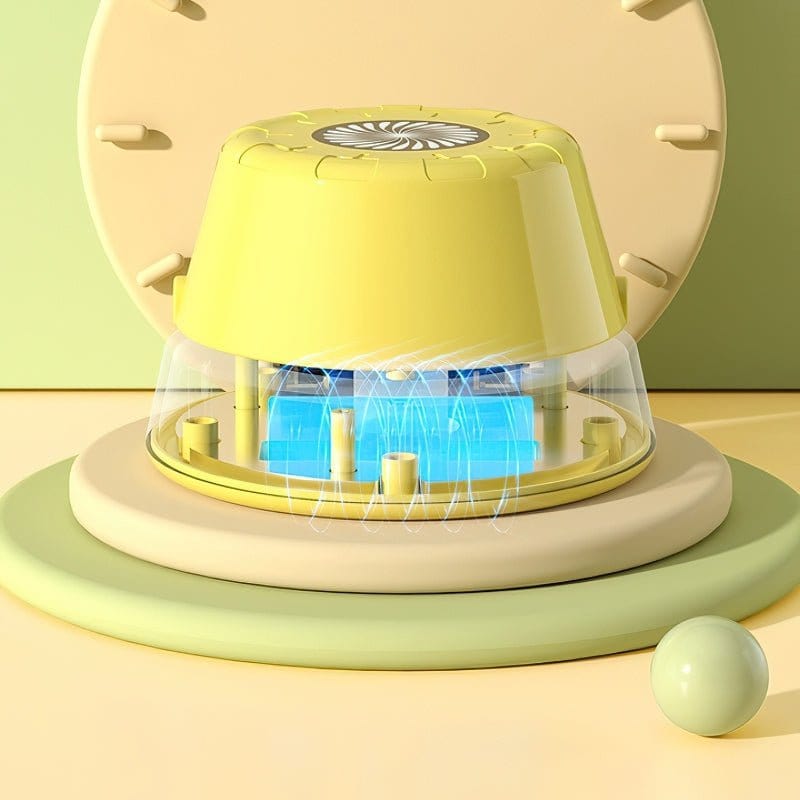 Gelbes interaktives Spielzeug für Kinder, Kunststoff, mit Lichteffekten, auf grünem Hintergrund.