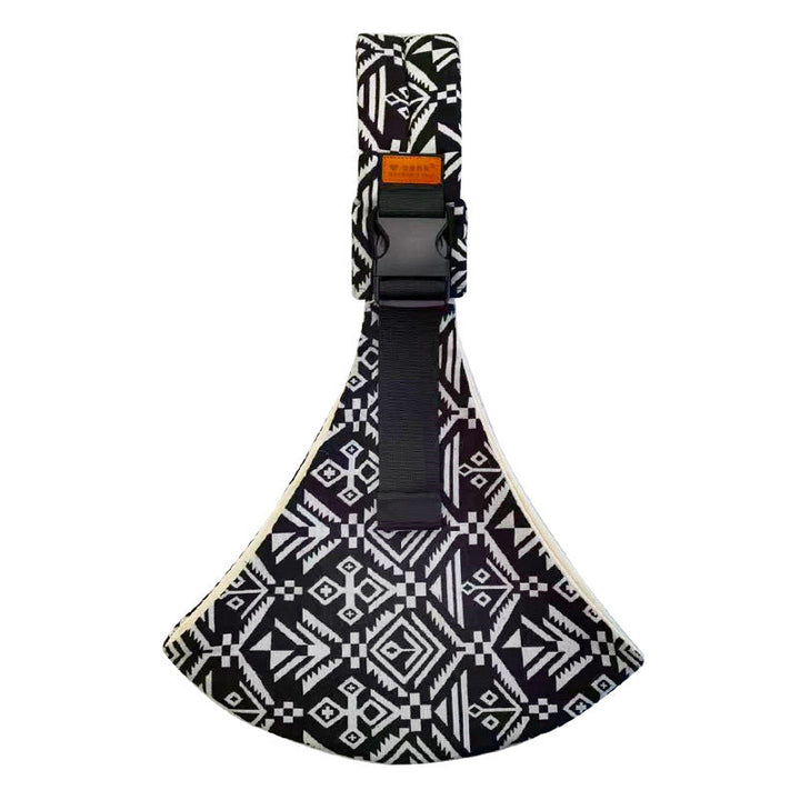 Schwarz-weißes Hundegeschirr mit geometrischem Muster, verstellbar, robustes Material.