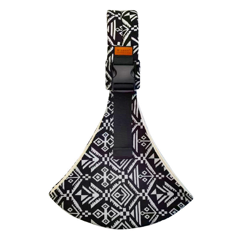 Schwarz-weißes Hundegeschirr mit geometrischem Muster, verstellbar, robustes Material.