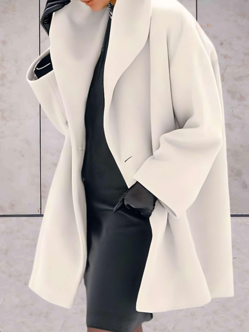 Eleganter weißer Wollmantel, Damenmode, Herbst-Winter, stilvoller Look, hochwertige Bekleidung