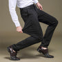 Mann in schwarzen Stretch-Hosen, Business-Look, elegante Herrenhose, bequem, flexibel.