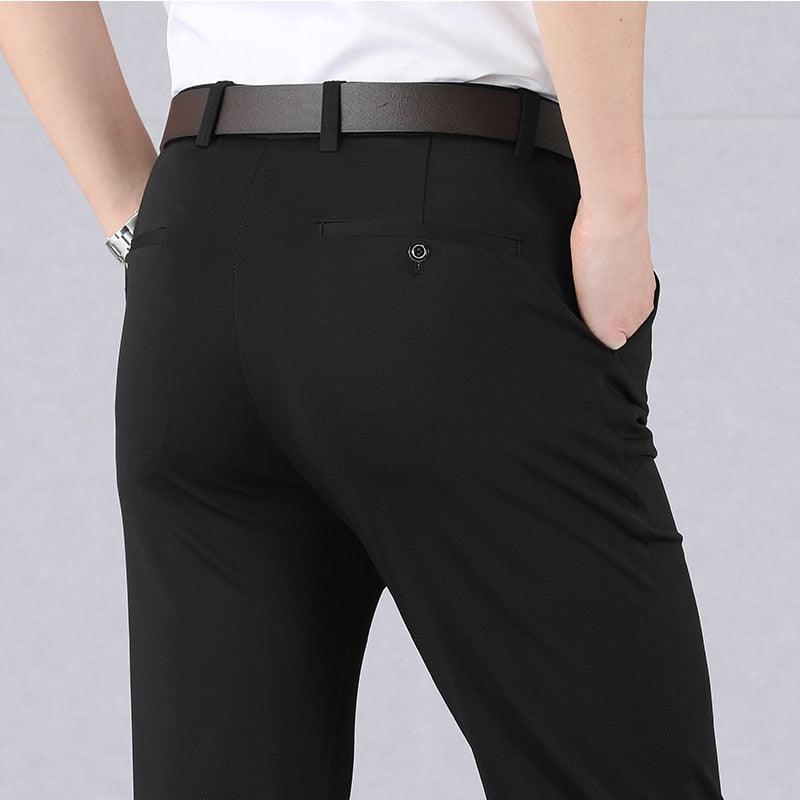 Schwarze Herren-Stretchhose, elegant, mit Gürtel, ideal für Büro und Freizeit.