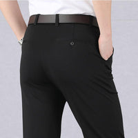 Schwarze Herren-Stretchhose, elegant, mit Gürtel, ideal für Büro und Freizeit.