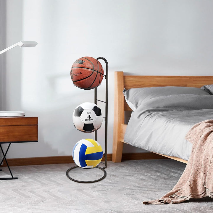 Vertikaler Sportballständer mit Basketball, Fußball, Volleyball im Schlafzimmer, Metall, schwarz.