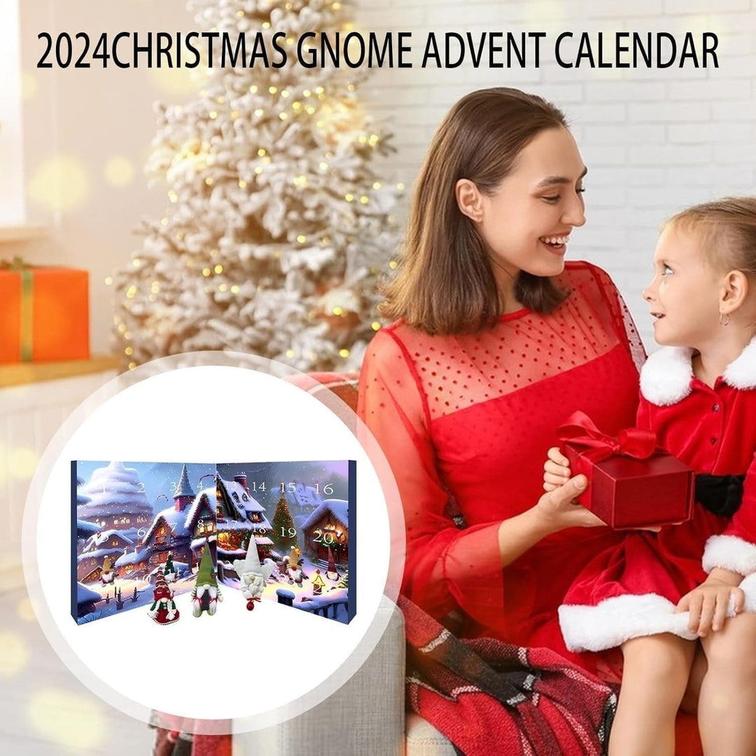 Frau und Kind mit rotem Geschenk, 2024 Weihnachtswichtel Adventskalender im Hintergrund.
