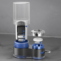 Transparenter Wasserfilter mit blauer Kartusche, Edelstahlkomponenten, grauer Hintergrund.