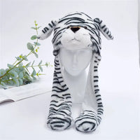 Plüsch-Tiger-Mütze mit Streifenmuster, schwarz-weiß, für Erwachsene, auf weißem Hintergrund.