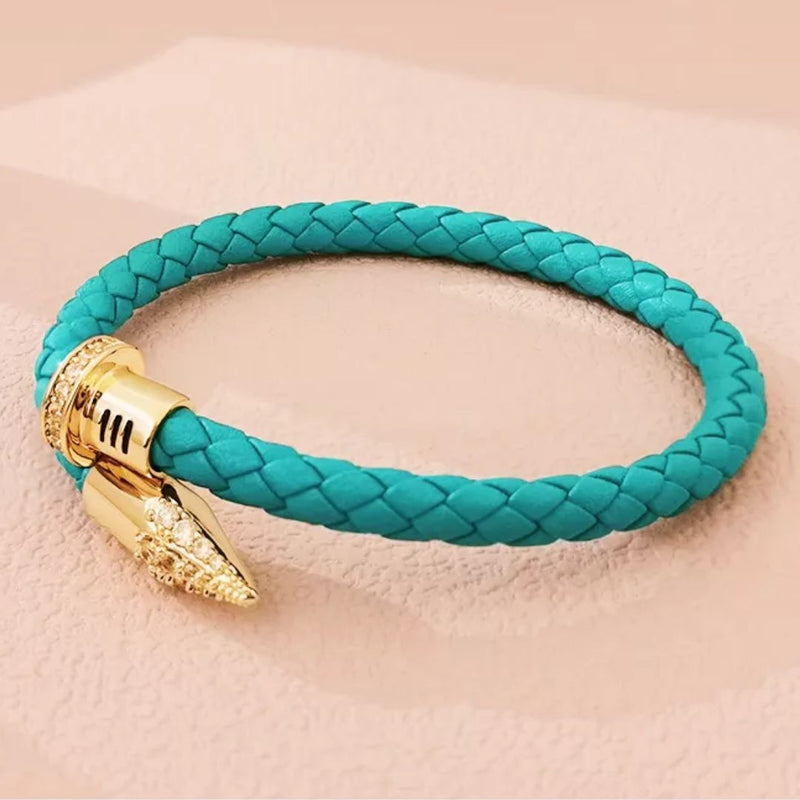 Geflochtenes Armband türkis mit goldener Verzierung, modisches Schmuckstück für Damen.