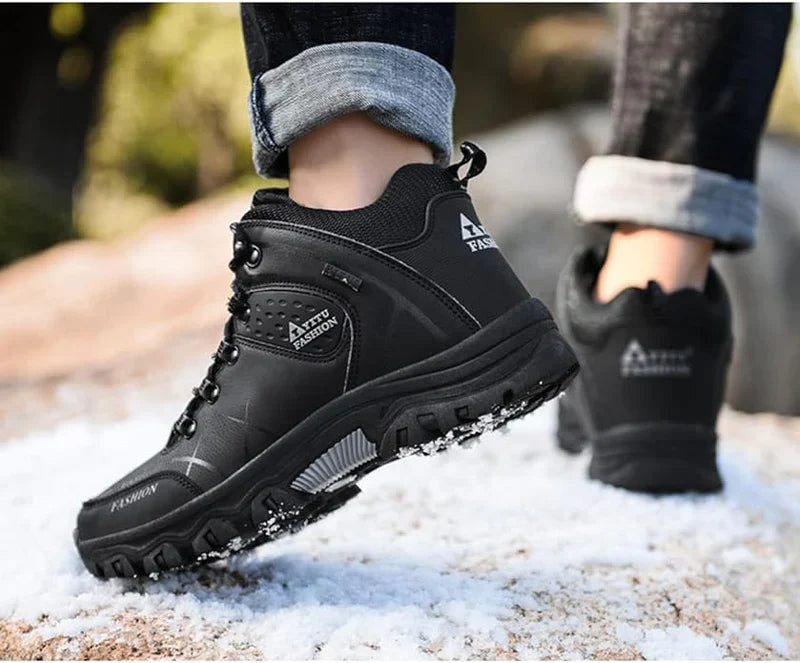 Schwarze wasserdichte Wanderschuhe, rutschfest, Outdoor, Herren, Schnee, robustes Design.