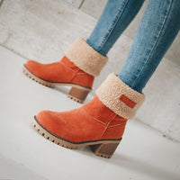 Orange Damen-Winterstiefel mit Fellfutter, Absatz und Profilsohle, modisch und warm.