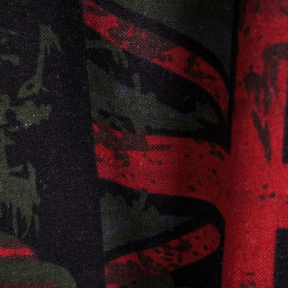 Schwarzer und roter Camouflage-Stoff, Nahaufnahme, Textilstruktur, modisches Design.