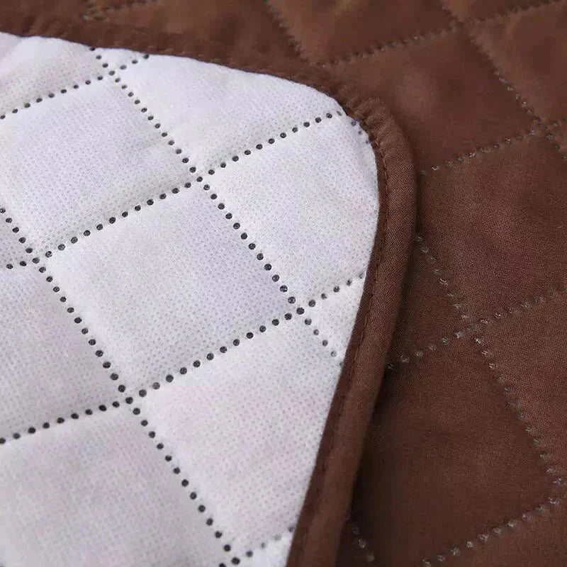 Braune und weiße gesteppte Sesselbezug, weiches Material, universelle Passform.