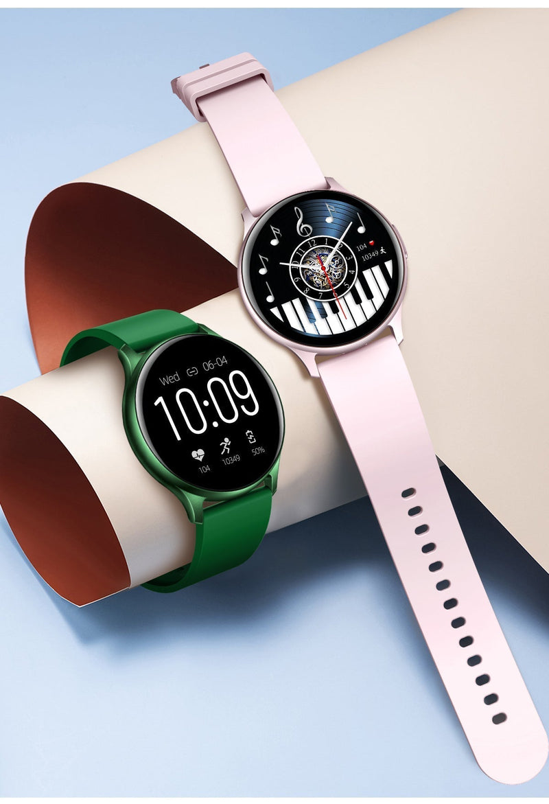 Zwei Smartwatches, rosa und grün, mit runden Displays auf blauem Hintergrund.
