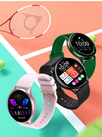 Drei Valante Proxena Smartwatches in Schwarz, Grün und Rosa auf Tennisplatz-Hintergrund.