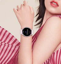 Frau trägt Valante Proxena Smartwatch in Silber, modernes Design, Fitness-Tracker, Touchscreen.