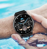 Schwarze Smartwatch am Handgelenk, wasserdicht, rundes Zifferblatt, Fitness-Tracker.