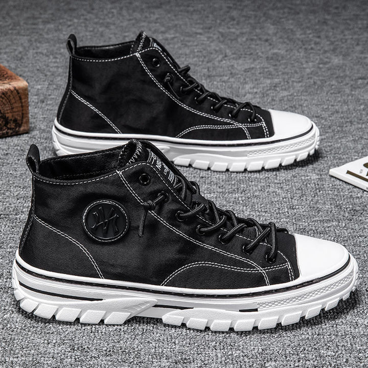 Schwarze High-Top-Sneaker aus Leder mit weißer Sohle, modisch und bequem.