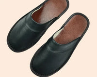 Schwarze Lederslipper für Herren, rutschfest, bequem, ideal für den Innenbereich.