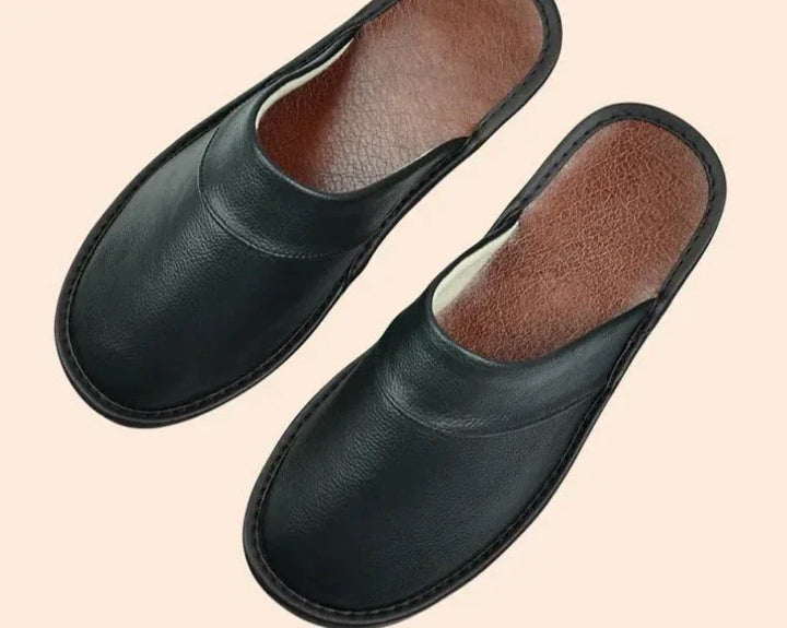 Schwarze Lederslipper für Herren, rutschfest, bequem, ideal für den Innenbereich.