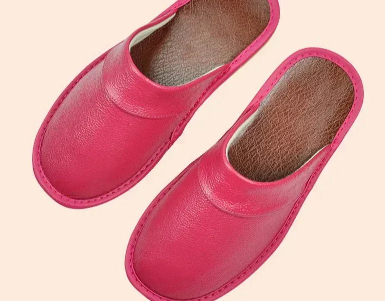Rosa Lederhausschuhe für Damen, bequeme Pantoffeln, rutschfeste Sohle, modisches Design.