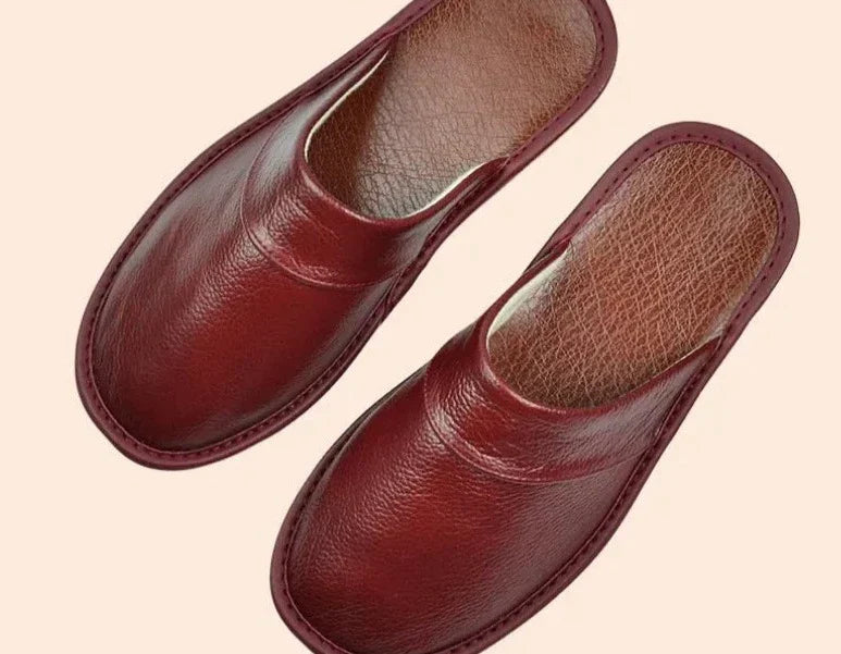 Weinrote Lederslipper für Herren, bequemes Design, rutschfeste Sohle, eleganter Stil.