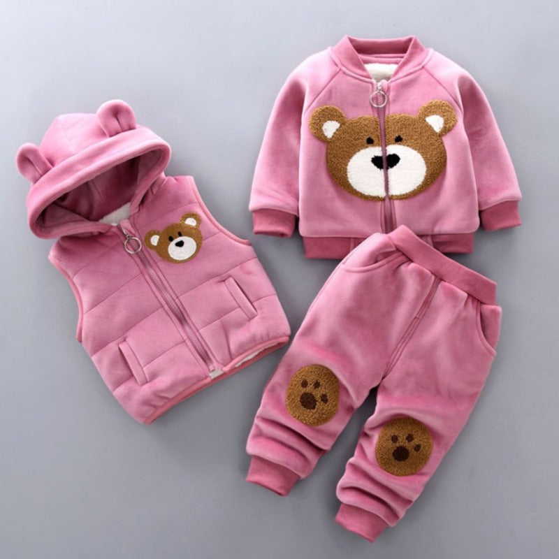 Rosa Baby-Set mit Bärenmotiv, Kapuzenweste, Jacke und Hose, weicher Stoff, niedliches Design.