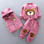 Rosa Baby-Set mit Bärenmotiv, Kapuzenweste, Jacke und Hose, weicher Stoff, niedliches Design.