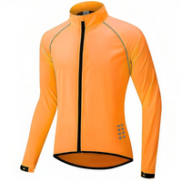 Orangefarbene Herren-Radjacke, winddicht, atmungsaktiv, mit Reißverschluss und reflektierenden Details.