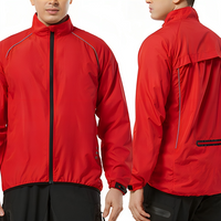 Rote Herren-Windjacke, wasserabweisend, mit Reißverschluss, ideal für Outdoor-Aktivitäten.