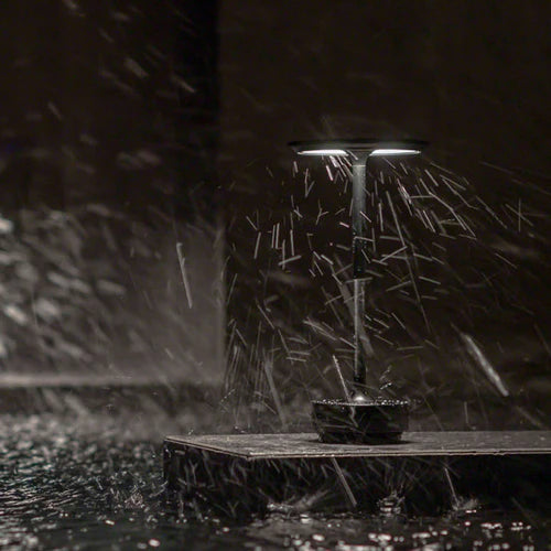 Wasserdichte LED-Gartenleuchte, schwarz, spritzwassergeschützt, für Außenbereich.