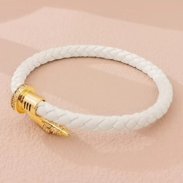 Weiße geflochtene Lederarmband mit goldener Verschluss, modisches Accessoire für Damen.