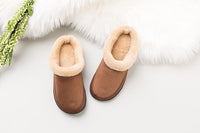 Braune Herren-Baumwollhausschuhe mit Fellfutter auf weißem Hintergrund.