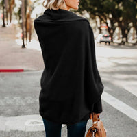 Frau in schwarzem Strickpullover, langärmelig, auf Straße, modisch, Herbstkleidung.