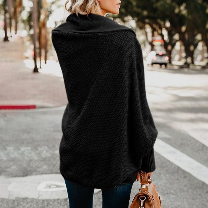 Frau in schwarzem Strickpullover, langärmelig, auf Straße, modisch, Herbstkleidung.