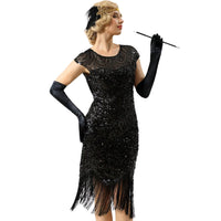 Frau im schwarzen Paillettenkleid mit Fransen, langen Handschuhen und Zigarettenspitze.