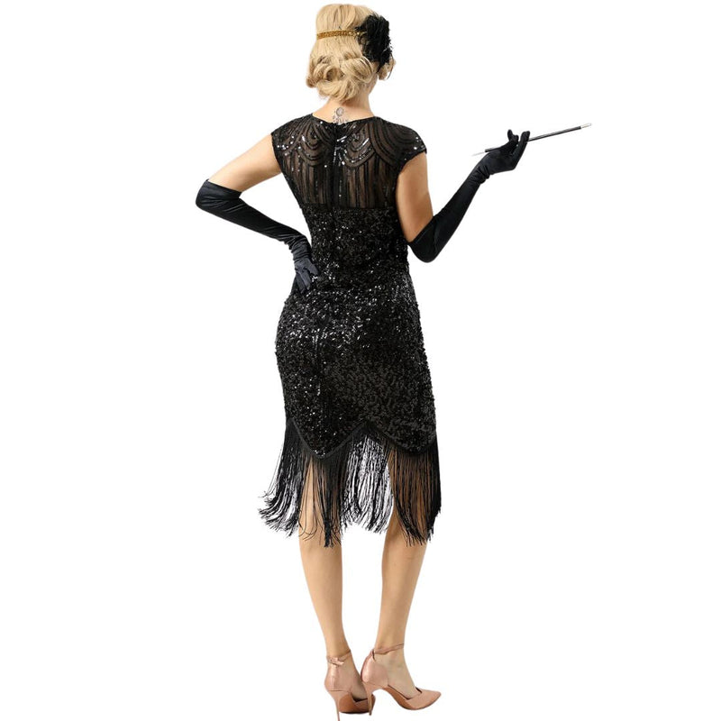 Frau im schwarzen Paillettenkleid mit Fransen, langen Handschuhen, Zigarettenspitze, Retro-Stil.