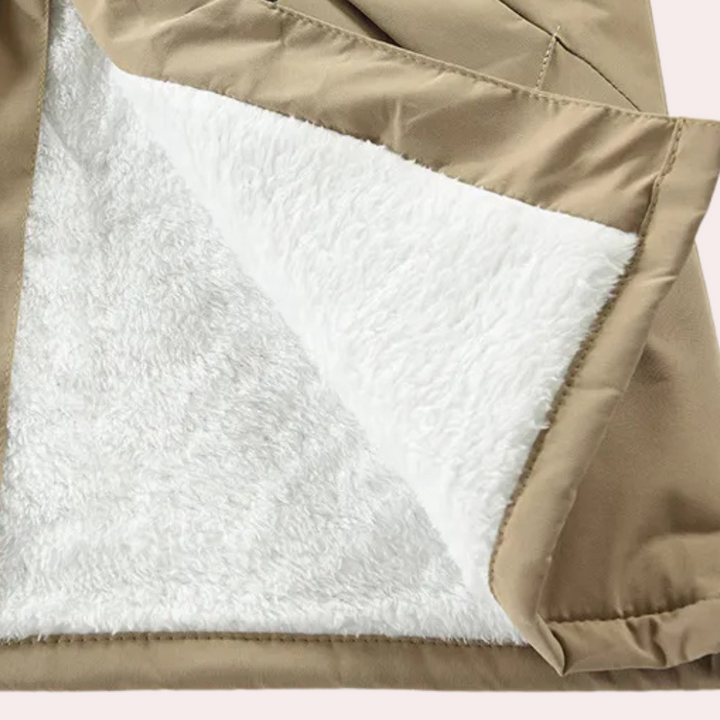 Beige Winterjacke mit weißem Fleecefutter, warm, modisch, Damenbekleidung, Wintermode.