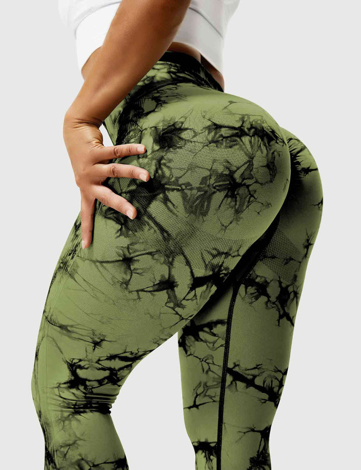 Grüne Damen-Leggings mit schwarzem Marmor-Muster, figurbetont, sportlich, elastisch.