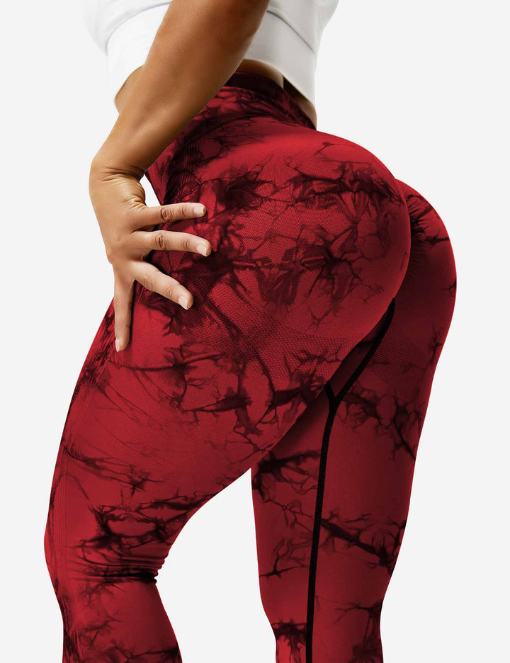 Rote Damen-Leggings mit Marmormuster, figurbetont, ideal für Fitness und Freizeit.