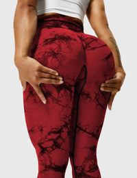 Rote Damen-Leggings mit Marmormuster, figurbetont, elastisch, Sportbekleidung.