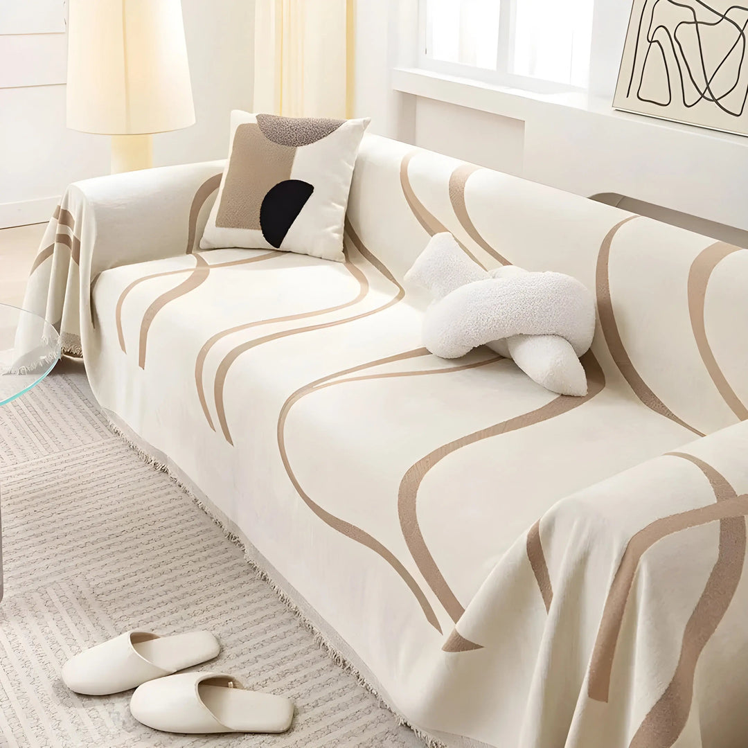 Weiße Couch mit beigem Wellenmuster, dekoriert mit Kissen und Hausschuhen, modernes Wohnzimmer.