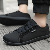Schwarzer Sneaker aus Stoff, flache Sohle, lässig, unisex, ideal für Alltag und Freizeit.