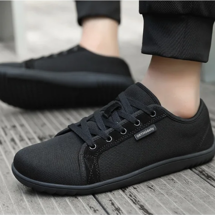 Schwarzer Sneaker aus Stoff, flache Sohle, lässig, unisex, ideal für Alltag und Freizeit.