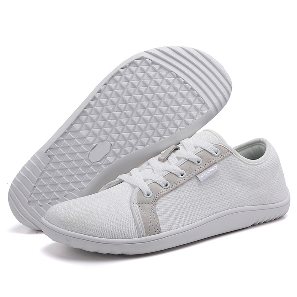 Weiße minimalistische Sneaker aus Canvas, rutschfeste Sohle, vegan, unisex, bequem.