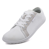 Weiße Sneaker aus Textil, minimalistisches Design, bequeme Freizeitschuhe für Damen und Herren.