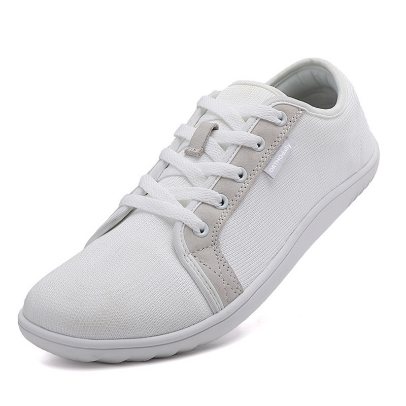 Weiße Sneaker aus Textil, minimalistisches Design, bequeme Freizeitschuhe für Damen und Herren.