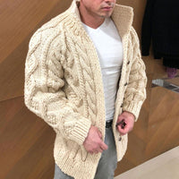 Mann in cremefarbener Strickjacke mit Zopfmuster, Holzknöpfen, modisch, warm, Wintermode.