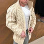 Mann in cremefarbener Strickjacke mit Zopfmuster, Holzknöpfen, modisch, warm, Wintermode.